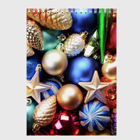 Скетчбук с принтом Игрушки на ёлку в Кировске, 100% бумага
 | 48 листов, плотность листов — 100 г/м2, плотность картонной обложки — 250 г/м2. Листы скреплены сверху удобной пружинной спиралью | Тематика изображения на принте: новогодний | рождество | шарики