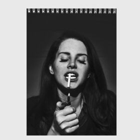 Скетчбук с принтом Lana Del Rey в Кировске, 100% бумага
 | 48 листов, плотность листов — 100 г/м2, плотность картонной обложки — 250 г/м2. Листы скреплены сверху удобной пружинной спиралью | Тематика изображения на принте: lana del rey | лана дель рей