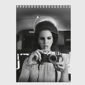 Скетчбук с принтом Lana Del Rey в Кировске, 100% бумага
 | 48 листов, плотность листов — 100 г/м2, плотность картонной обложки — 250 г/м2. Листы скреплены сверху удобной пружинной спиралью | lana del rey | лана дель рей