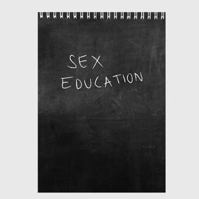 Скетчбук ПОЛОВОЕ ВОСПИТАНИЕ: в Кировске, 100% бумага
 | 48 листов, плотность листов — 100 г/м2, плотность картонной обложки — 250 г/м2. Листы скреплены сверху удобной пружинной спиралью | asa butterfield | emma mackey | eric effiong | maeve wiley | ncuti gatwa | otis milburn | мэйв уайли | нетфликс | отис милберн | половое воспитание | эрик эффионг