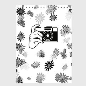 Скетчбук с принтом Турист в Кировске, 100% бумага
 | 48 листов, плотность листов — 100 г/м2, плотность картонной обложки — 250 г/м2. Листы скреплены сверху удобной пружинной спиралью | камера | отдых | отпуск | прикольная картинка | цветы | чб | черно белое