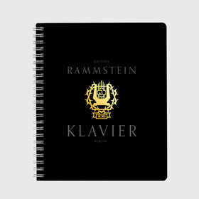 Тетрадь с принтом Rammstein XXI - Klavier в Кировске, 100% бумага | 48 листов, плотность листов — 60 г/м2, плотность картонной обложки — 250 г/м2. Листы скреплены сбоку удобной пружинной спиралью. Уголки страниц и обложки скругленные. Цвет линий — светло-серый
 | Тематика изображения на принте: lindemann | rammstein | ramstein | till lindemann | альбом | кристоф шнайдер | лоренц | метал | немецкая | оливер ридель | пауль ландерс | раммштайн | рамштайн | рихард круспе | рок группа | тилль линдеманн